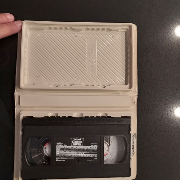 Walt disney sleeping beauty limited edition v h s - Picture 4 of 4